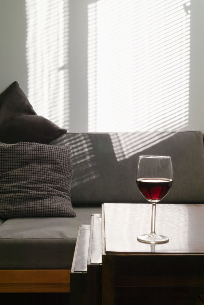 桌上有一杯红酒图片下载