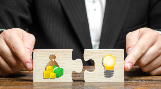 商人把钱的形象和一个创意灯泡放在两个谜题上。为有前途的初创公司和众筹融资，寻找投资来创建企业。研究和技术。奖助金图片下载