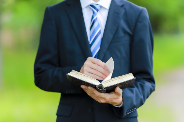 商人在读一本绿色的自然书图片下载