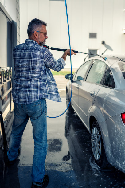 一个正在洗车的成熟男人图片下载