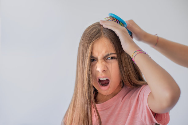 梳她的头发很痛图片下载