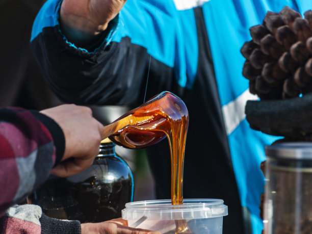 卖主把蜂蜜放在一个罐子里卖给买主图片下载