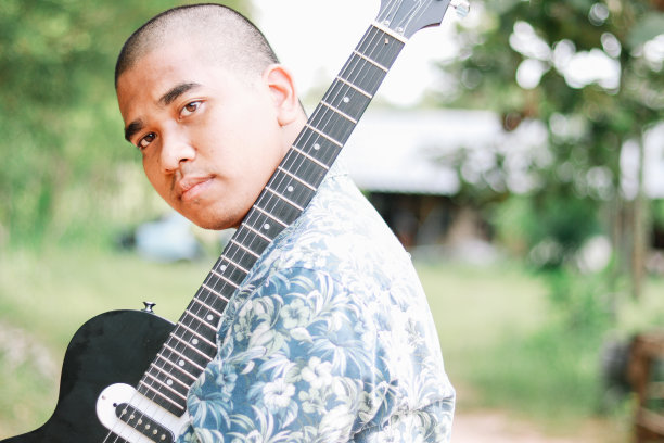 泰国男子弹吉他图片下载