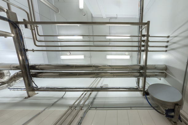 工业用闪亮钢管架空天花板向上背景。化学实验室和科学风格。图片下载