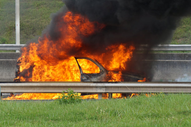 汽车着火了图片下载