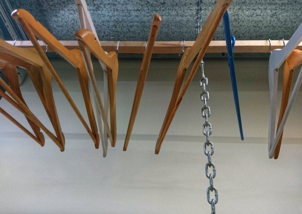 灰色墙壁背景上的木制衣架图片下载