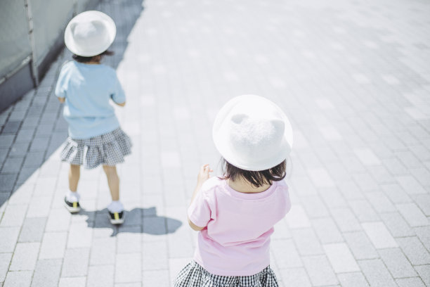 一个戴着帽子的双胞胎女孩的后视图图片下载