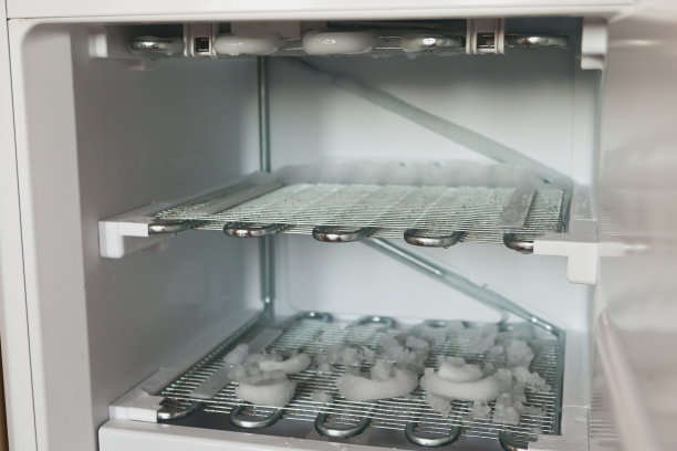 用剩余的冰块清空打开的冰箱图片下载