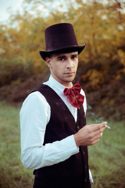 一个在户外抽烟的年轻人图片下载