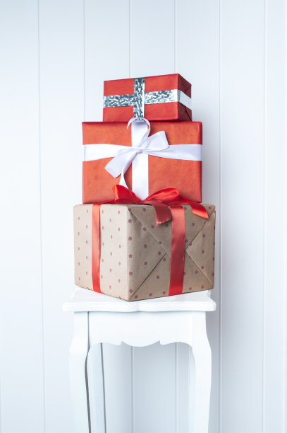 创意，明亮的照片极简主义，一对一的礼盒在白色的墙壁背景。礼物和礼物符号，新年，情人节，生日图片下载