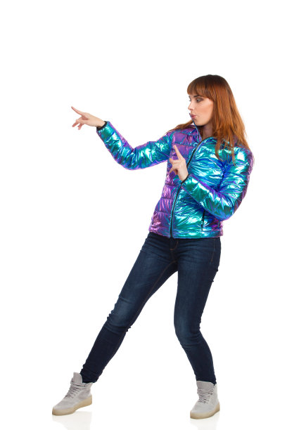 年轻女子在充满活力的羽绒服指着和吹口哨。图片下载