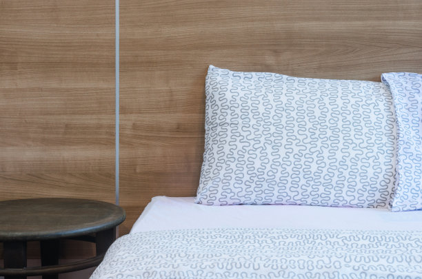 特写现代白色卧室的床和枕头打扫舒适的房间。图片下载