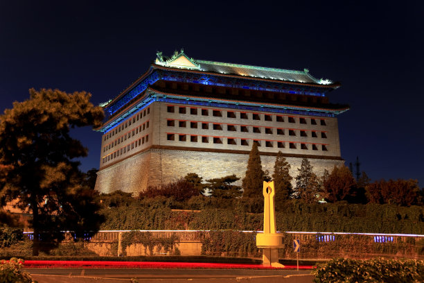 北京，中国，传统建筑的夜晚。东便门箭塔图片下载