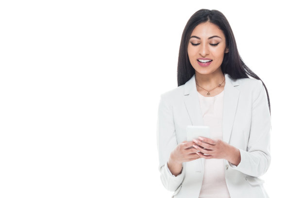 向下看/一个人/正面视图/腰部以上的20-29岁的成年美丽的拉丁美洲和西班牙裔种族的女性/年轻女性站在白色背景穿着夹克/夹克谁是微笑/快乐/愉快图片下载