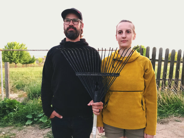 一对年轻美丽的千禧夫妇在科罗拉多州西部的乡村背景下用道具摆姿势图片下载