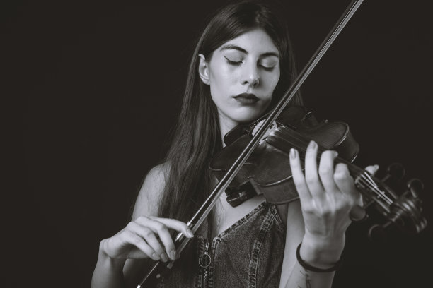 小提琴家图片下载