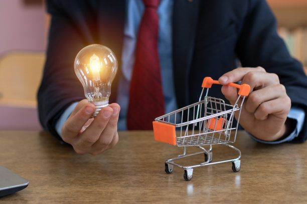 在购物/拿灯泡上省钱图片下载