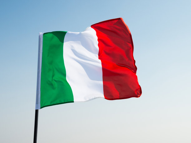 意大利国旗在天空中飘扬图片下载