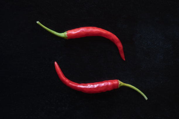 两个长辣椒形成一个圈的库存照片图片下载
