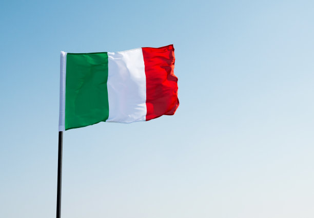 意大利国旗在天空中飘扬图片下载