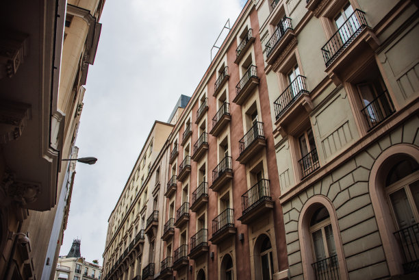 西班牙马德里的公寓大楼正面图片下载