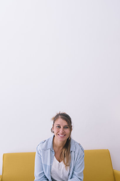 微笑的年轻白人妇女的肖像。刚起步的年轻女强人。合作工作的现代生活方式。图片下载