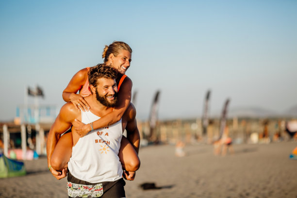 年轻夫妇在海滩上玩得很开心图片下载