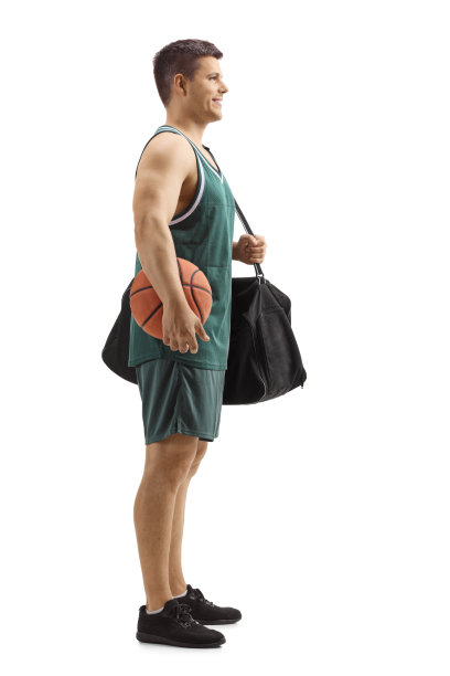 一个带球和运动包的篮球运动员图片下载