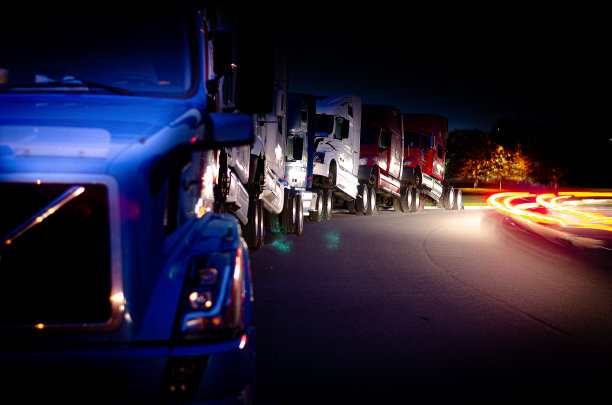 一排一排的卡车图片下载