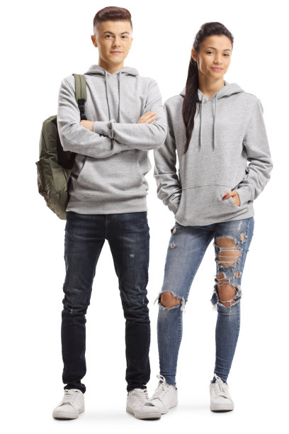 男女学生站在一起，看着镜头图片下载