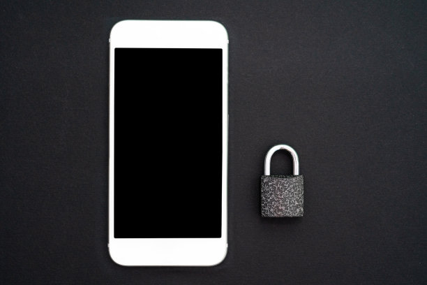 个人数据安全，网络安全，保密性。黑色背景上的白色智能手机和挂锁。从以上观点。平铺，俯视图，拷贝空间。图片下载