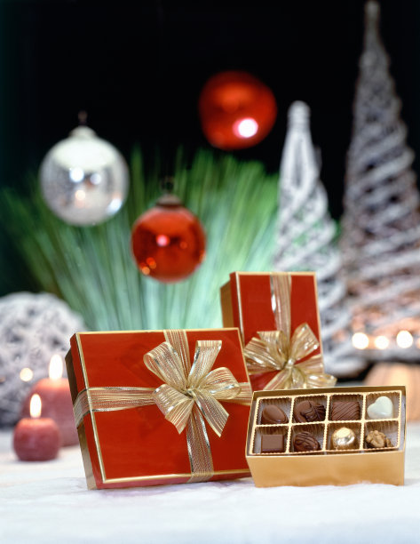 配有金色丝带和巧克力的豪华礼盒图片下载