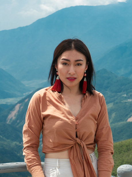 肖像亚洲女人在棕色衬衫。图片下载