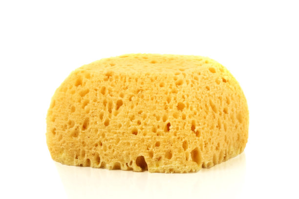 黄色天然沐浴海绵，反射孤立在白色背景上图片下载