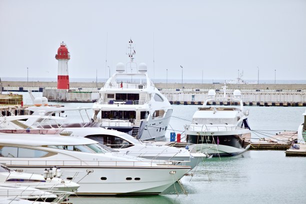 码头上有昂贵的游艇图片下载