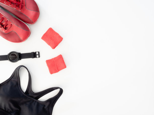 顶视图运动服概念与健身装，跑鞋，智能手机和运动跑步配件在白色背景。图片下载