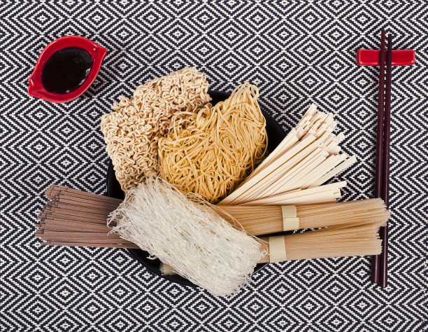 不同捆的亚洲生面条。图片下载