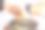 厨师将饺子放入沸水中图片下载