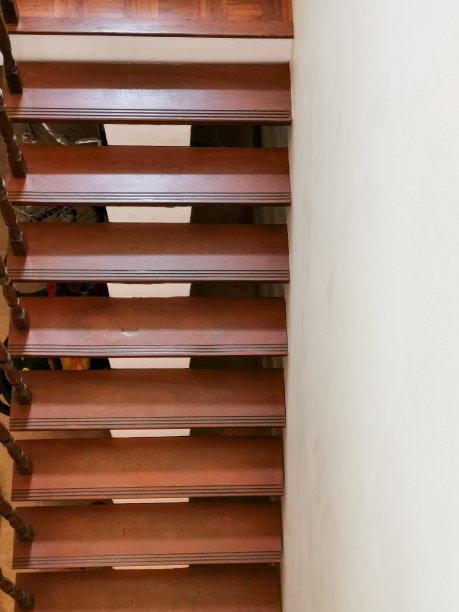 木制楼梯的直接上方视图图片下载