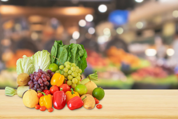 水果在超市杂货店的展示篮中散焦背景与散焦光图片下载