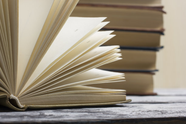 打开书，木桌上的精装书。回到学校。本空间图片下载