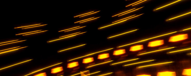 夜晚的车灯。摘要图片下载