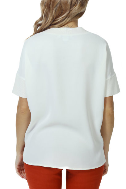 学生年轻的金发女子与模特女孩在夏天白色长袖衬衫近距离的照片图片下载