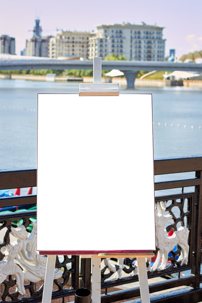 在公园里有一个白色的画架。图片下载