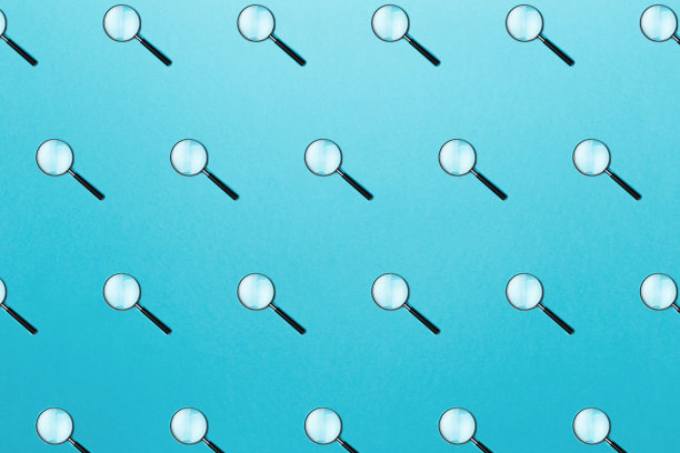 时髦的图案与放大镜在明亮的浅蓝色背景。信息搜索概念。以彩色纸为背景的简约风格。彩色照片。平的。最小的创意概念图片下载