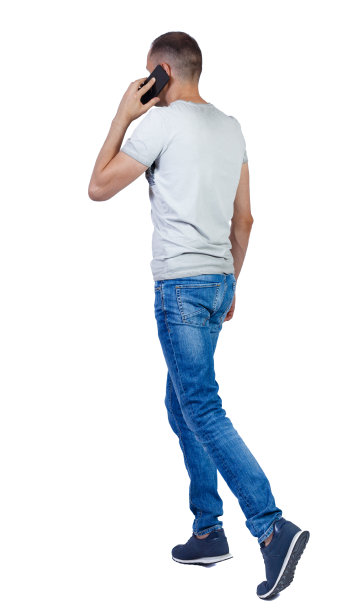 带着手机走路的男人的后视图。图片下载