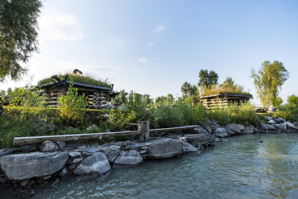 用于户外娱乐的小木屋位于河岸上。猎场。水上旅游基地。农业旅游图片下载