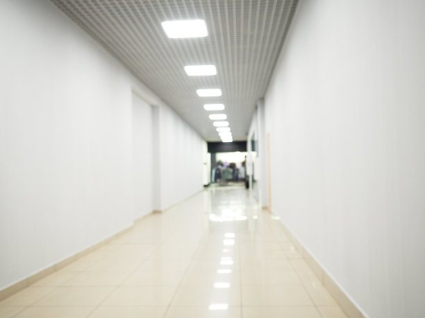 商业模糊背景办公大楼大堂大厅内部白色的空房间与模糊的光线从玻璃墙窗口图片下载