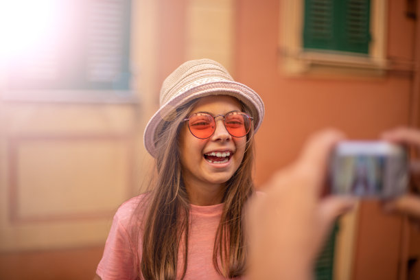 给一个9岁的小女孩拍照图片下载