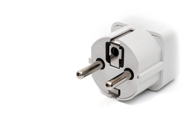 特写的欧洲交流电源插头隔离在白色背景图片下载